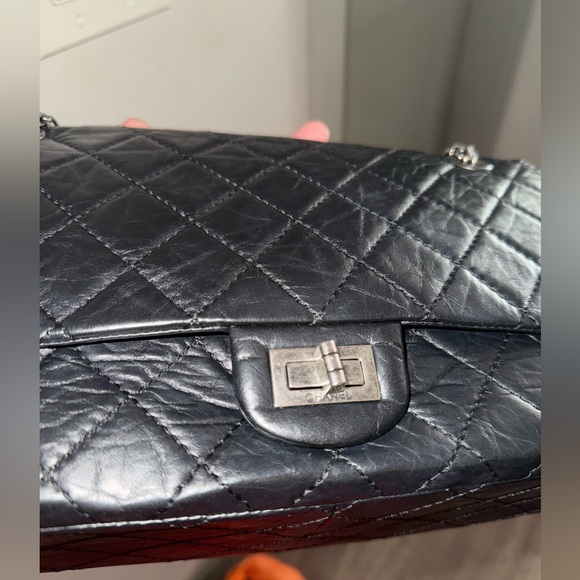SOLD!!! CHANEL Reissue 2.55 Aged Lambskin Silver Size 226 - Picture 4 of 9